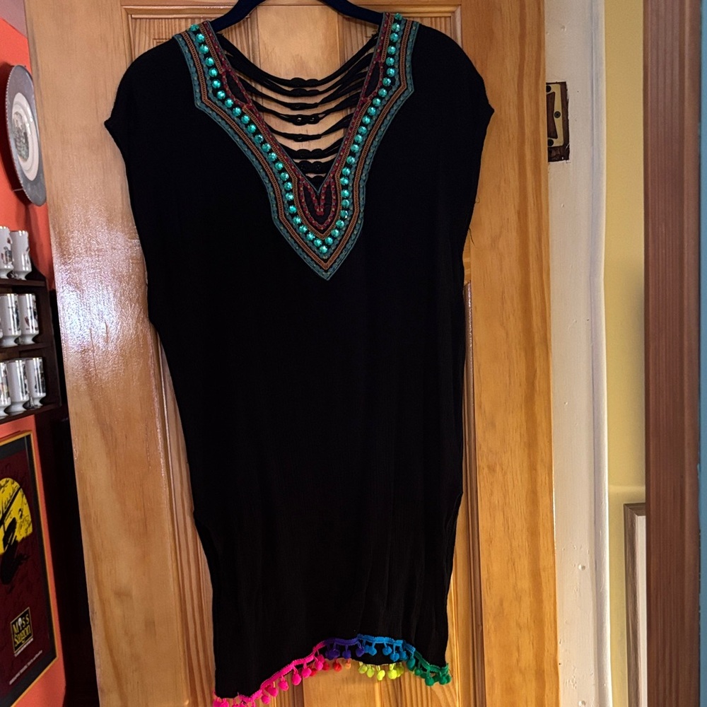 Fun top or beach/ pool covering size medium Black with cool features.